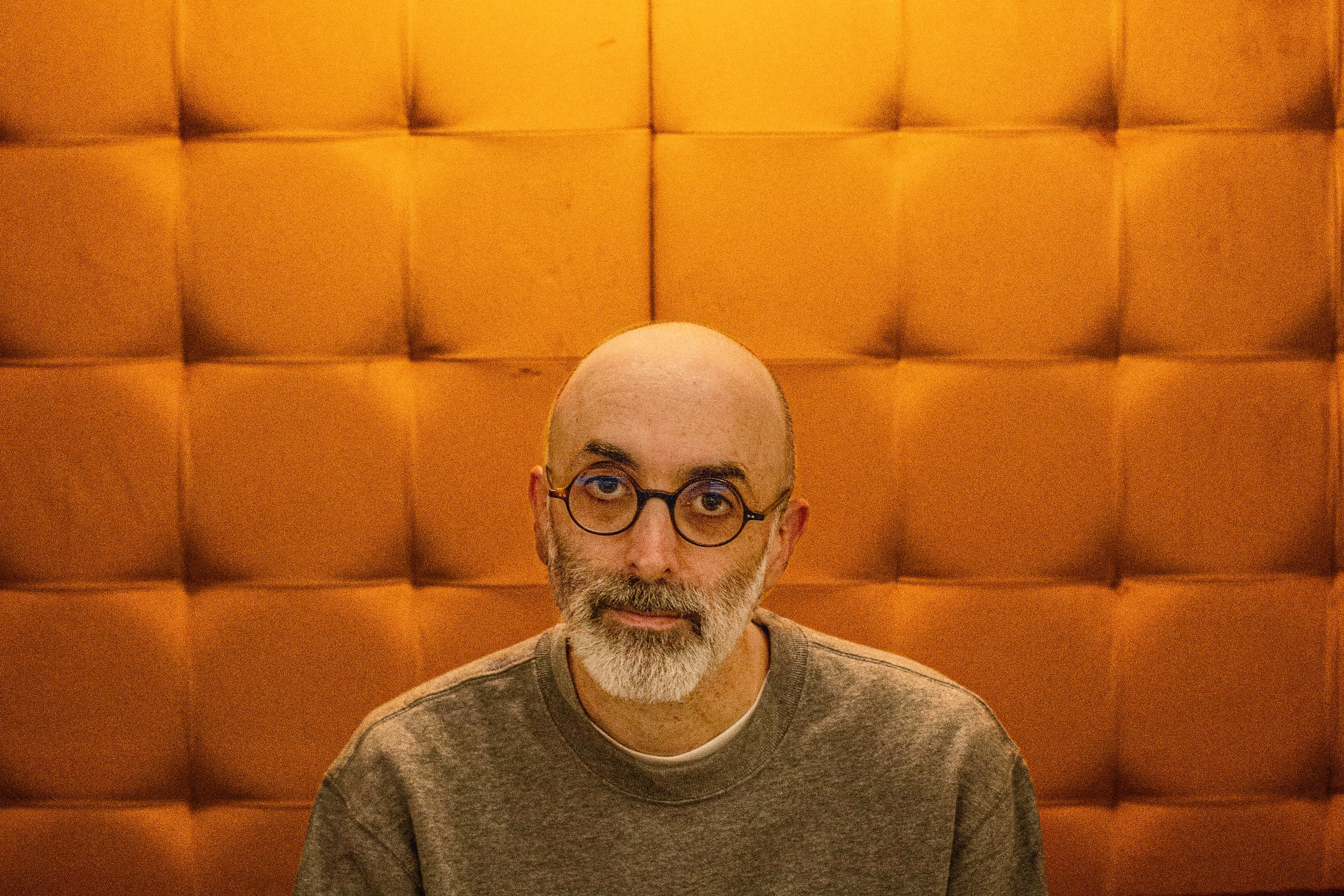 "Me alejo del judaísmo para buscarlo, me alejo de Guatemala para escribir sobre Guatemala", plantea Halfon.