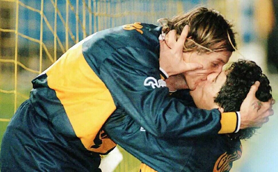 El beso de gol entre Maradona y Caniggia