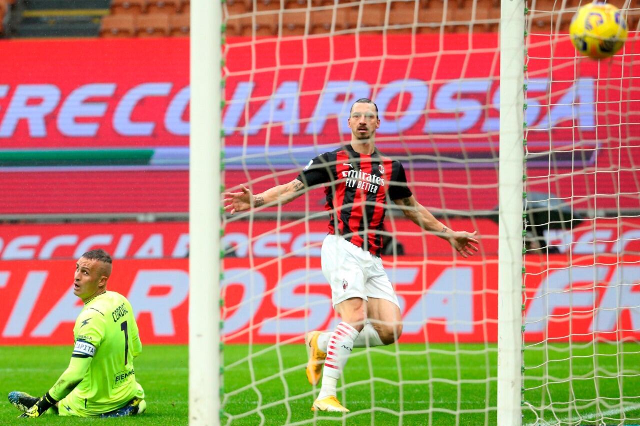 Zlatan metió un doblete y pasó los 500 goles en su trayectoria.
