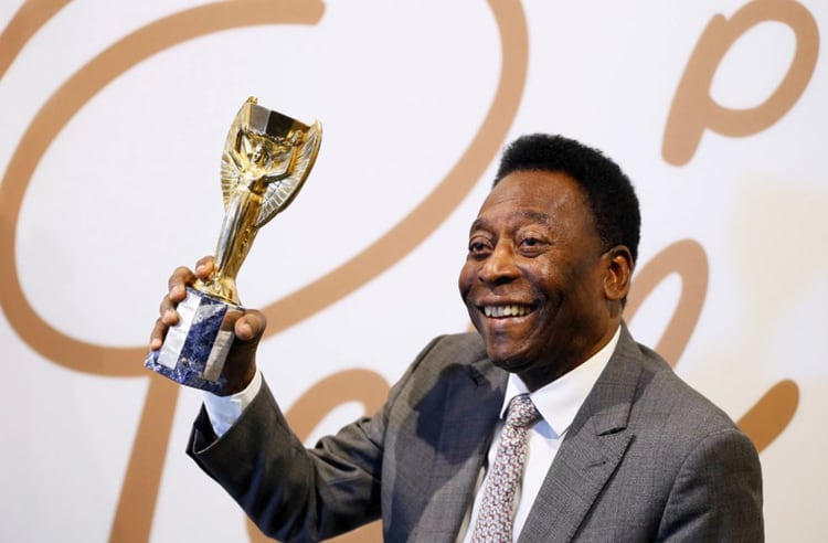 Pelé con una réplica de la Copa Jules Rimet: el astro está bien y en su casa.