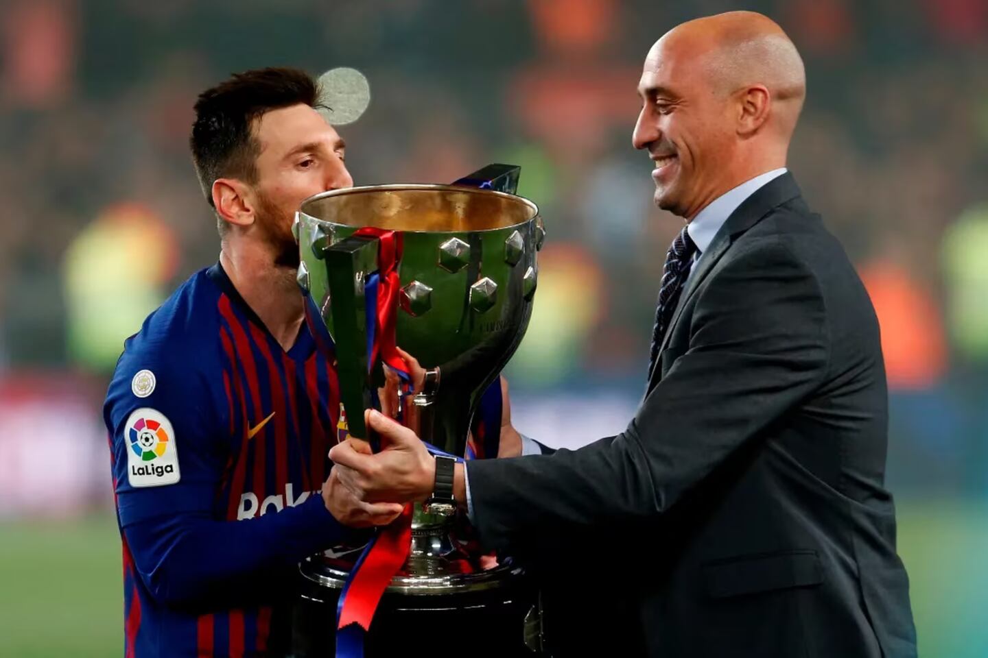 Luis Rubiales se niega a renunciar como presidente de la RFEF tras el escándalo del beso a Jenni Hermoso.