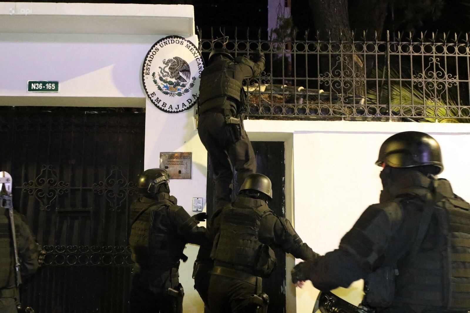 Policía ecuatorianos fuerzan su entrada a la embajada de Méxicopara detenr a Jorge Glas. Foto2: Daniel Noboa, presidente de Ecuador. (EFE)