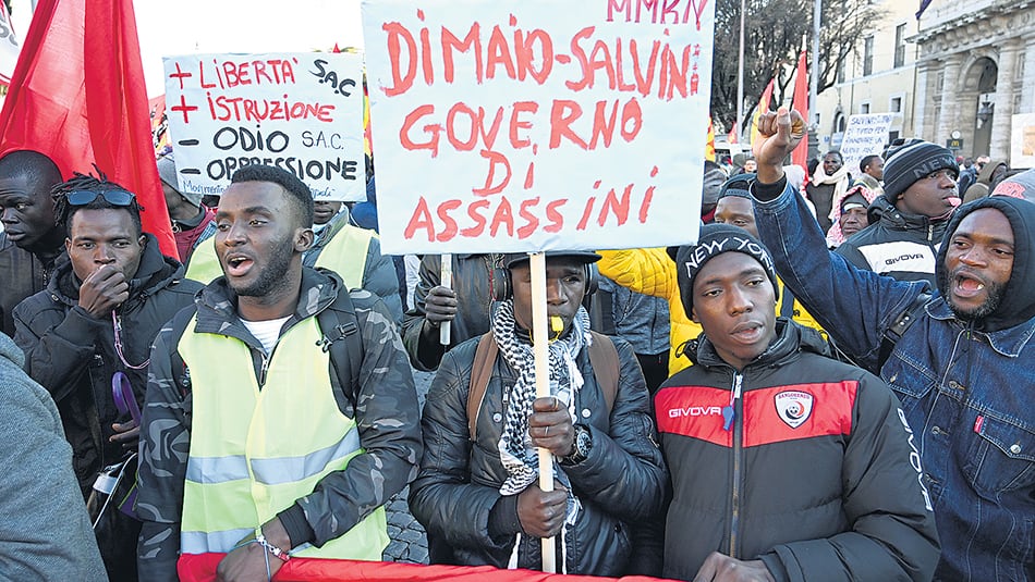 “Di Maio, Salvini: gobierno de asesinos” dice la pancarta de unos manifestantes de asociaciones de migrantes.