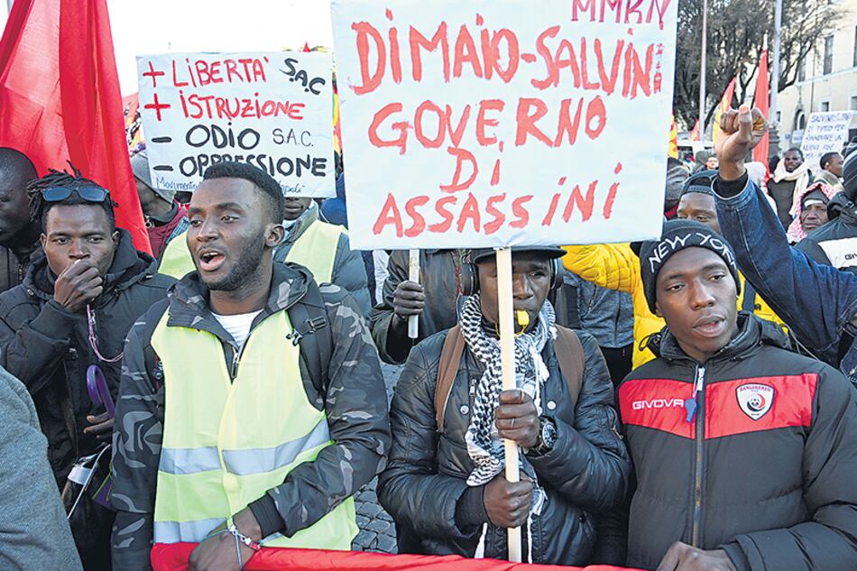 “Di Maio, Salvini: gobierno de asesinos” dice la pancarta de unos manifestantes de asociaciones de migrantes.