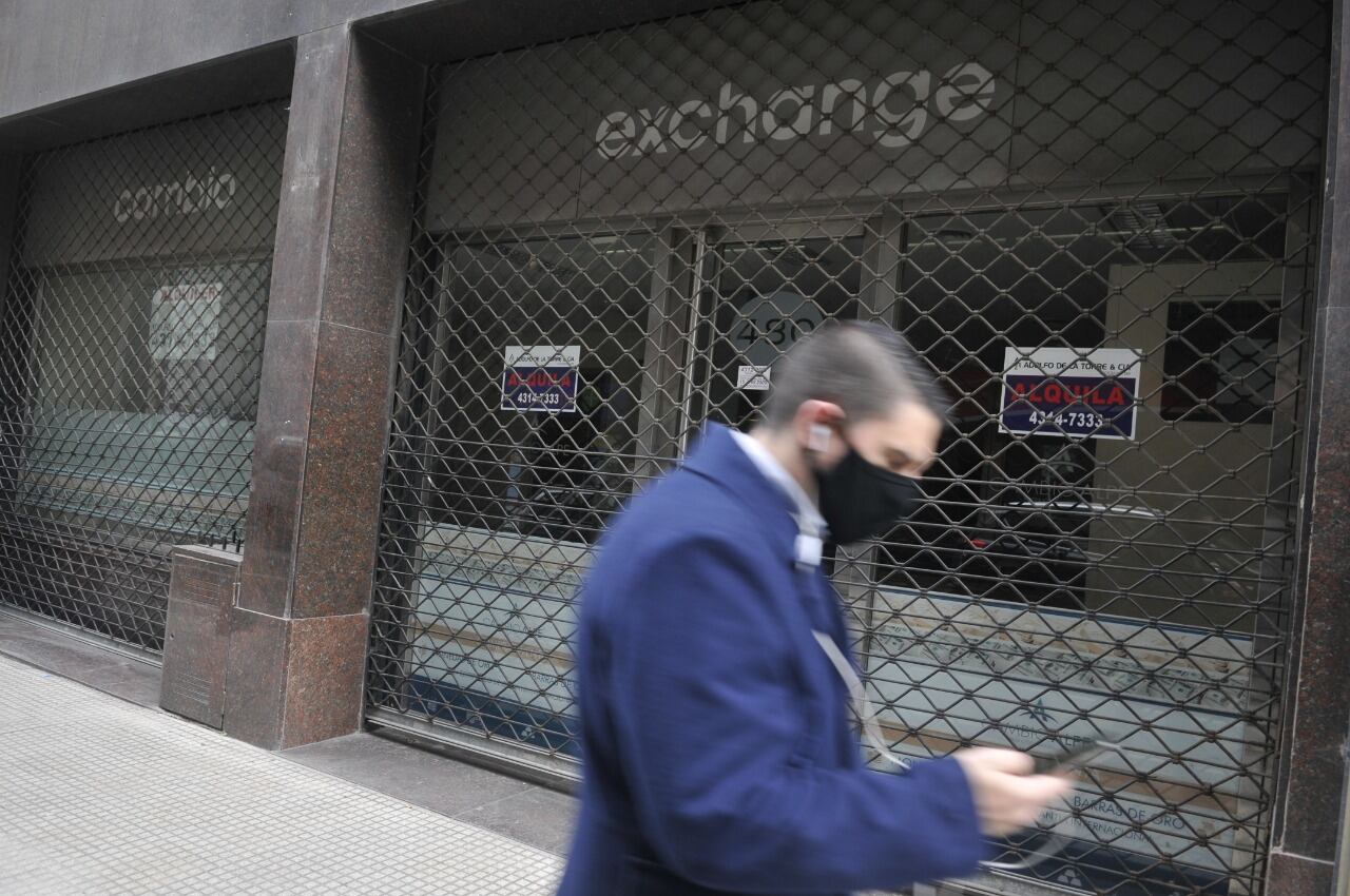 Cálculos disparatos del valor del dólar buscan alentar expectativas de devaluación e incentivar la fuga de capitales.