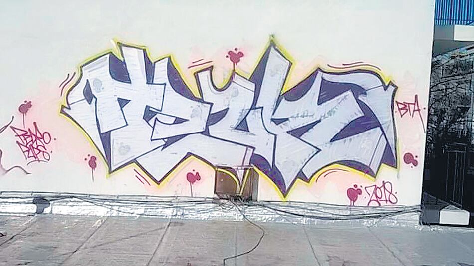 El mural que pintaba Cristian, de 17 años, en la terraza de la fábrica de Palermo.