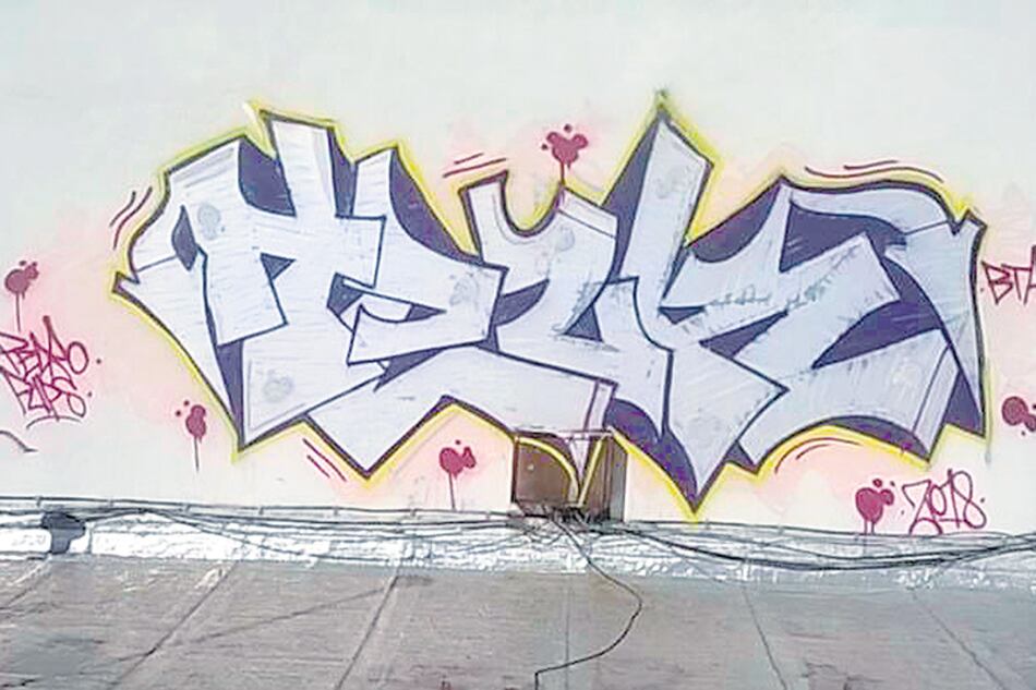 El mural que pintaba Cristian, de 17 años, en la terraza de la fábrica de Palermo.