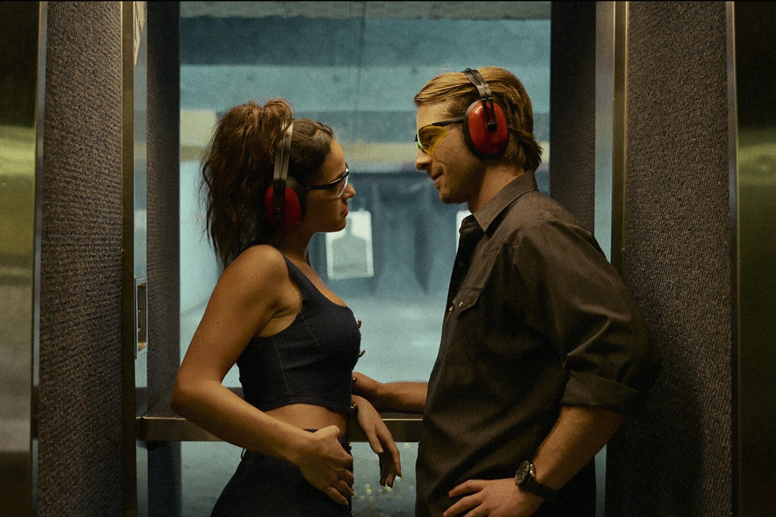 Adria Arjona y Powell, la dupla central de "Hit Man".