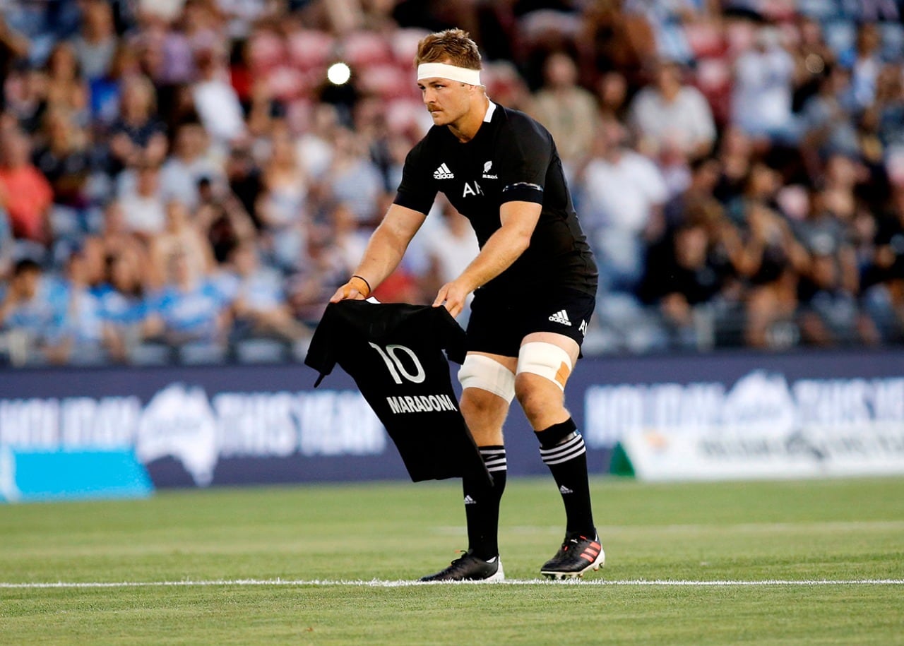 Sam Core deja la camiseta negra en el medio de la cancha.