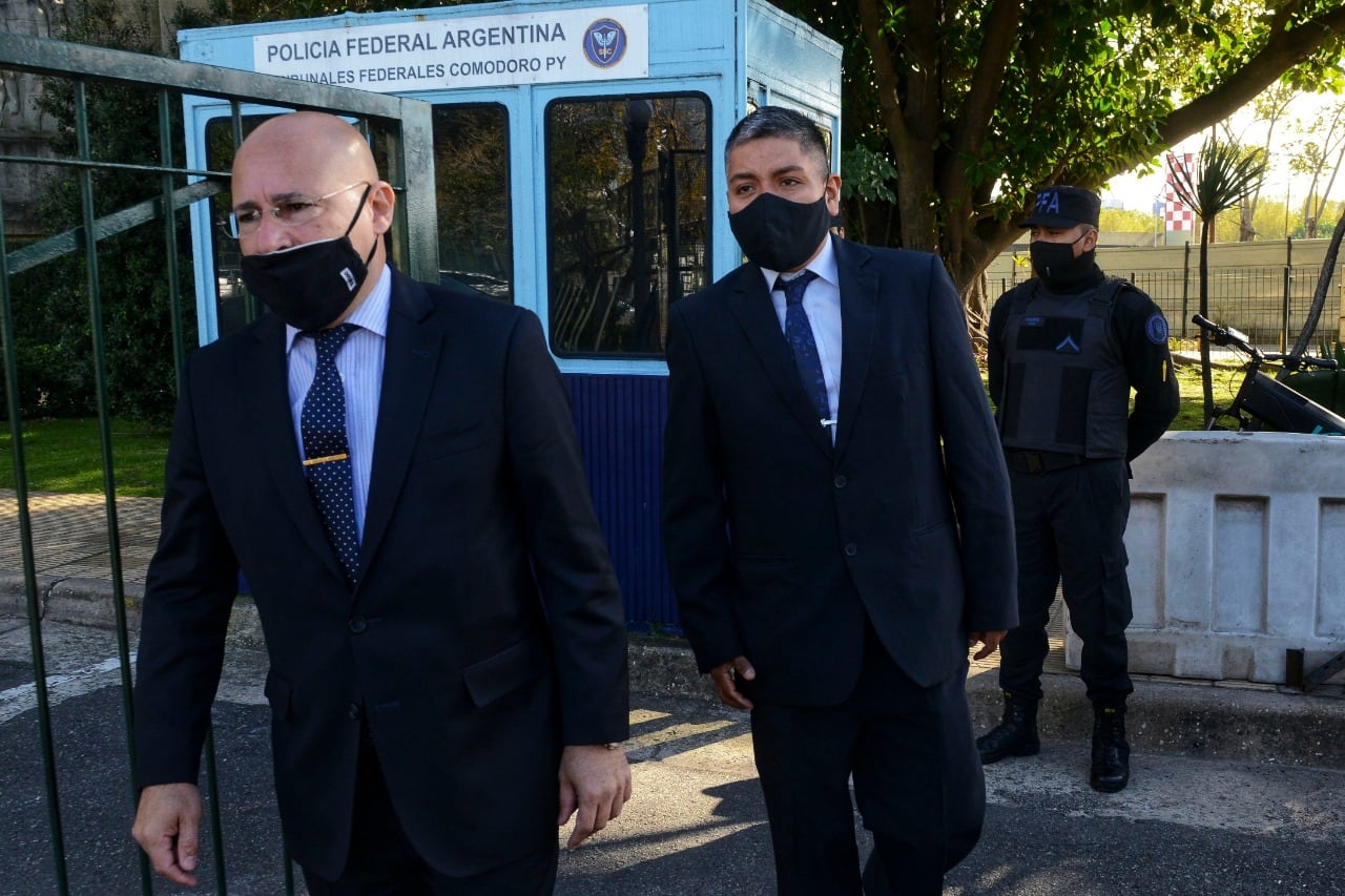 Chocobar  entra al juicio acompañado por su abogado Fernando Soto.