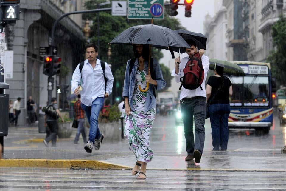 El SMN advirtió que podrían registrarse tormentas fuertes y caída de granizo en el AMBA y la Costa Atlántica.