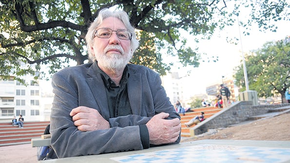 Ian Angus es canadiense y autor del libro Amar las preguntas.