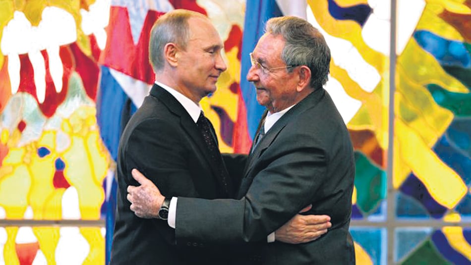 Putin abraza a Raúl Castro en La Habana durante su visita a Cuba en julio de 2014.