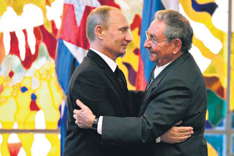 Putin abraza a Raúl Castro en La Habana durante su visita a Cuba en julio de 2014.