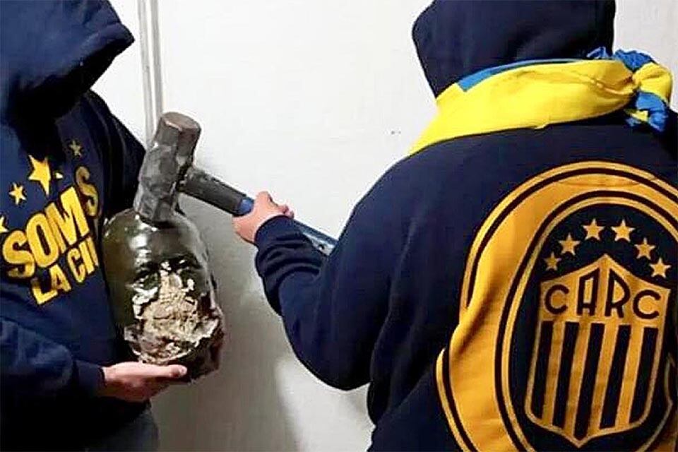 La imagen destrozada del fundador del club rojinegro fue mostrada en redes sociales.