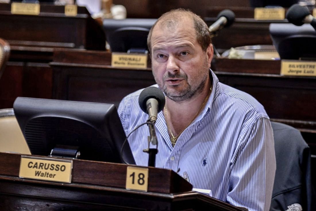 Carusso preside un bloque disidente al de la cconducción de Abad en la Cámara de Diputados de la Provincia. 