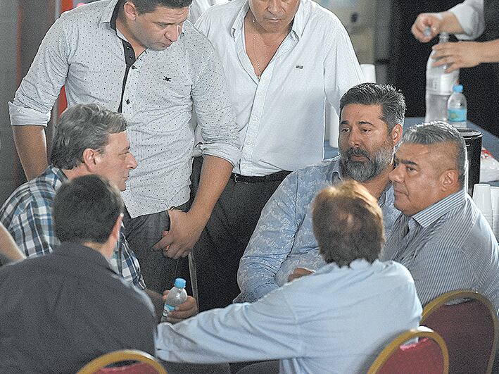 Angelici y Tapia, aliados. Esta semana abrieron los sobres con las propuestas.