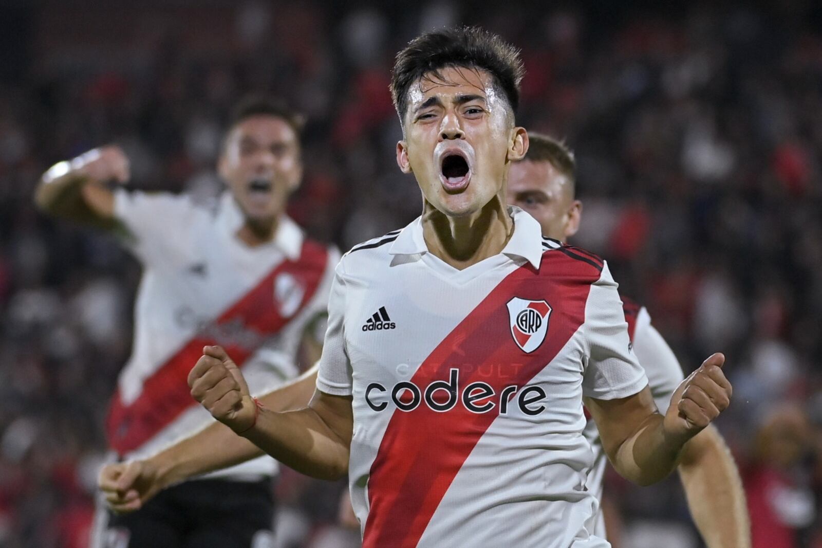 Pablo Solari festeja el único gol de la noche en Rosario