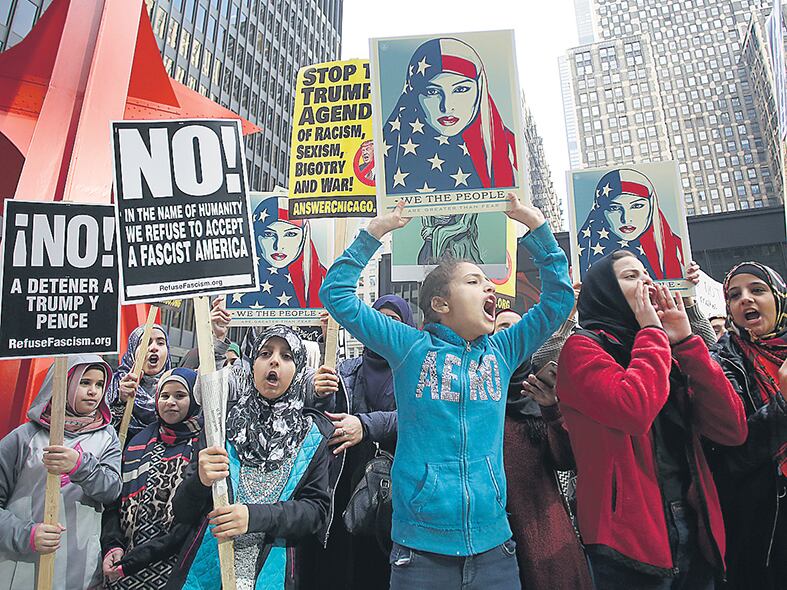 En Chicago, mujeres musulmanas protestaron ayer contra Trump.