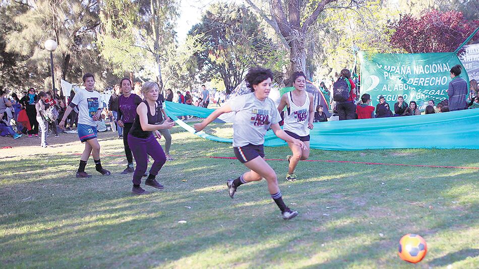 En un sector verde de la plaza Centenario, en Trelew, piernas femeninas corriendo con la número 5.