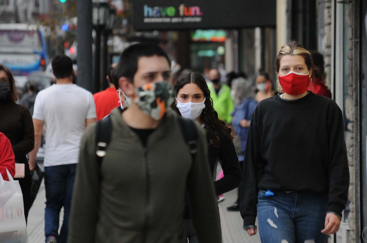 Cuando cumpla un año desde la asunción, Alberto Fernández podrá exhibir un número auspicioso, sin euforias: retiene una sólida imagen positiva del 55 por ciento pese a las enormes dificultades de 2020.