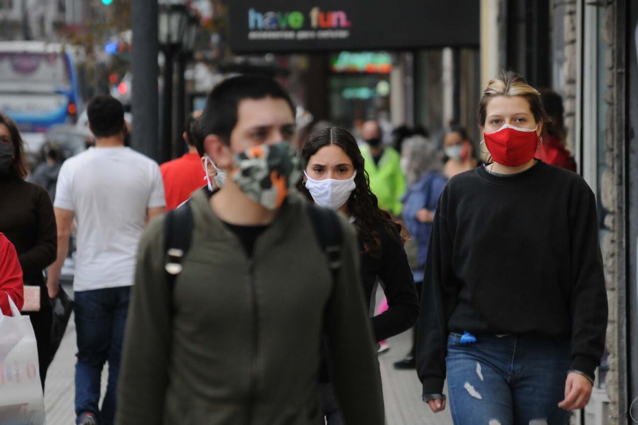 Cuando cumpla un año desde la asunción, Alberto Fernández podrá exhibir un número auspicioso, sin euforias: retiene una sólida imagen positiva del 55 por ciento pese a las enormes dificultades de 2020.