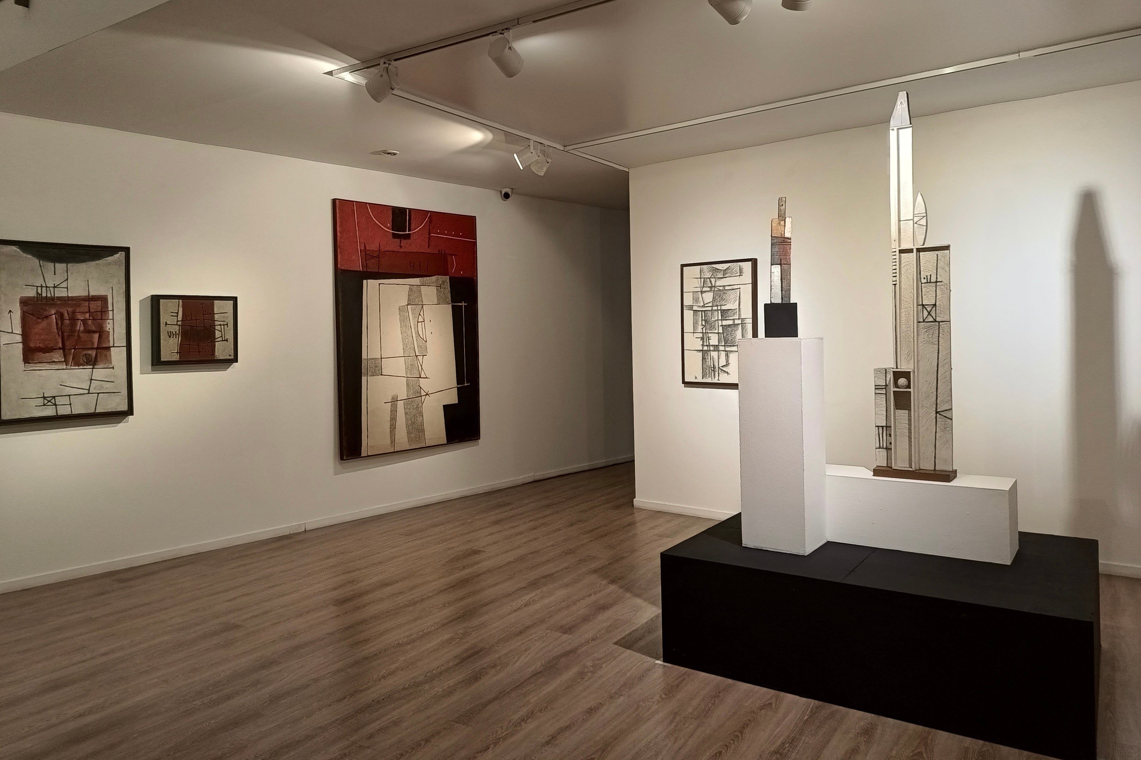 Vista parcial de la muestra de Alberto Delmonte en el Paseo del Buen Pastor. Abajo: "Siembra", 2005, de Alberto Delmonte; óleo y aserrín sobre tela; 200 x 140 cm.