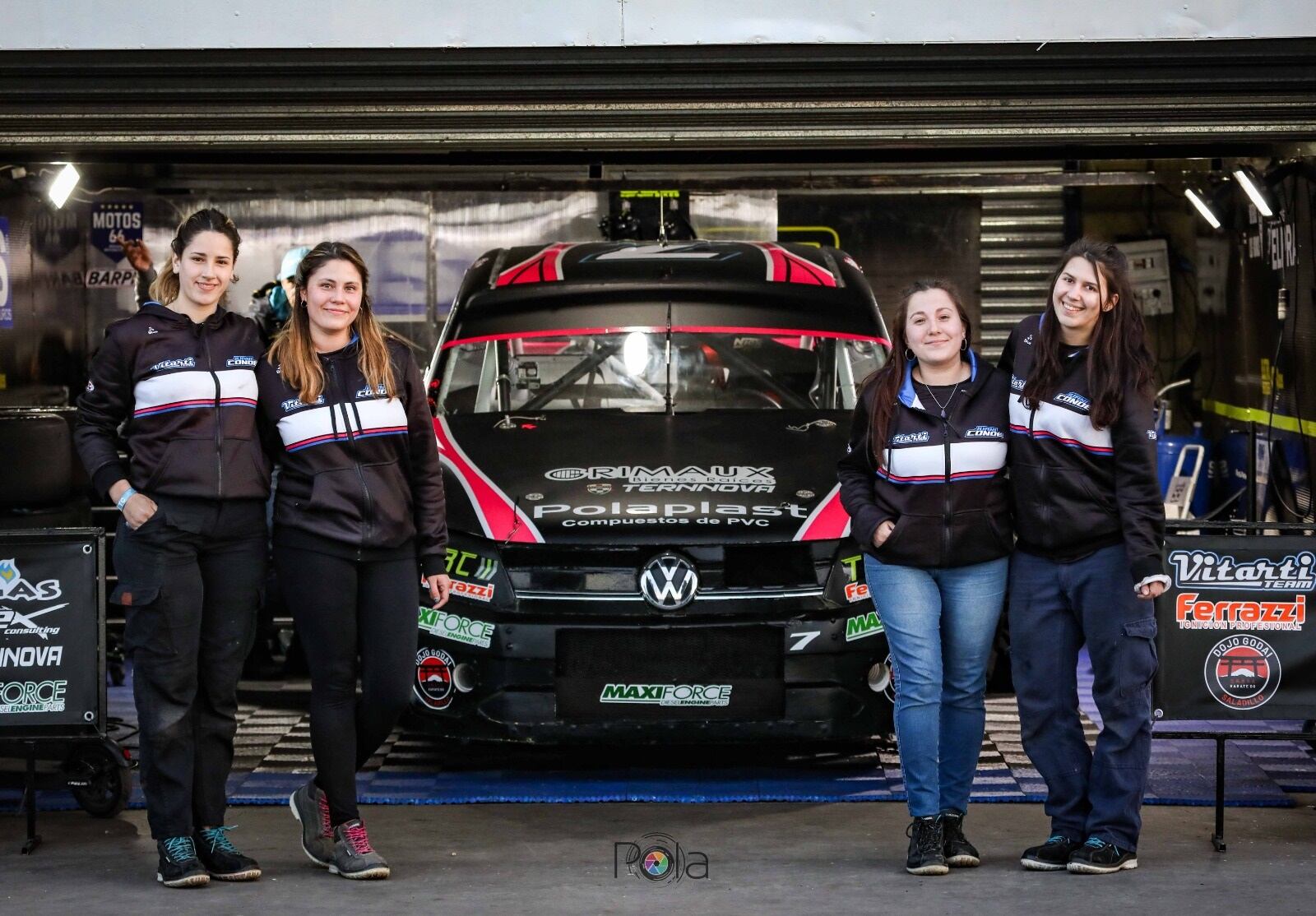 Las chicas pisan fuerte en el autódromo platense