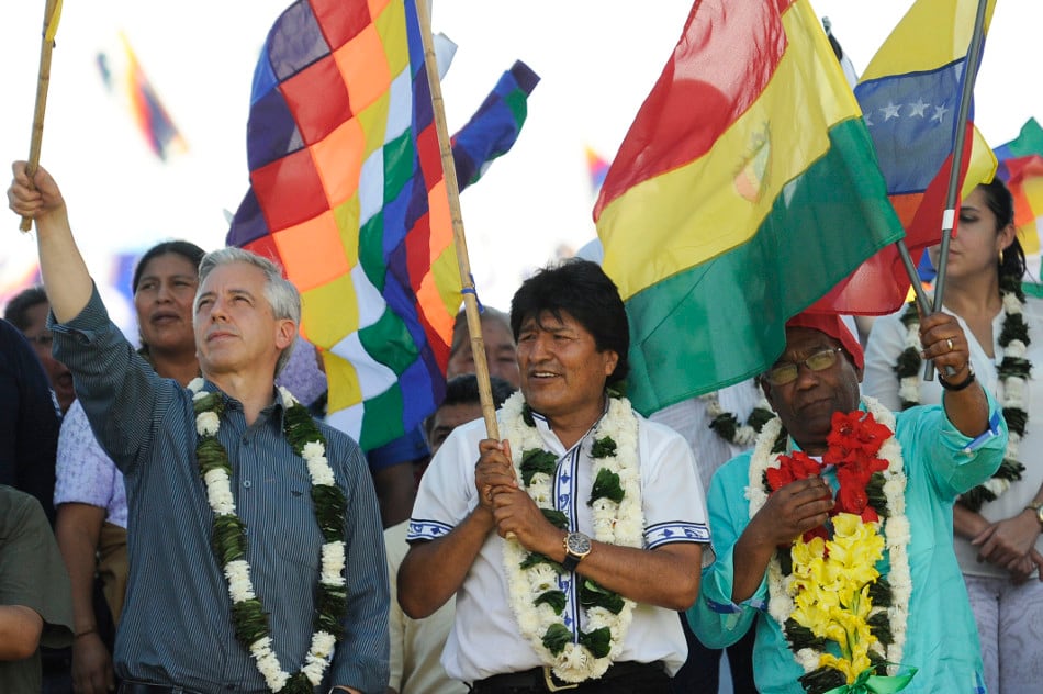 Morales junto a su vicepresidente, Álvaro García Linera, y el vicepresidente Venezolano Aristóbulo Istúriz.