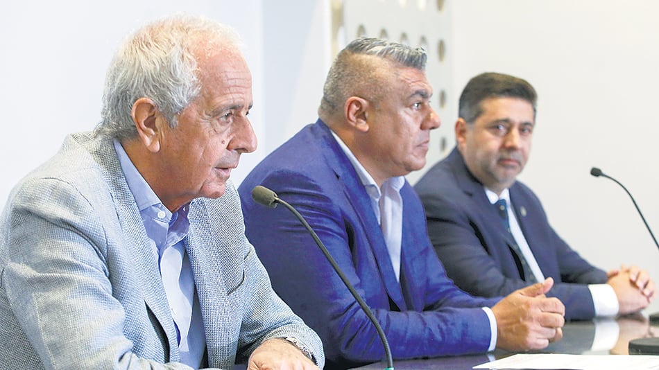 El presidente de la AFA, Claudio Tapia, junto a los titulares de River y de Boca.