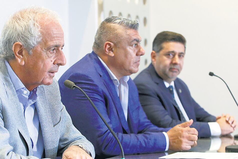 El presidente de la AFA, Claudio Tapia, junto a los titulares de River y de Boca.