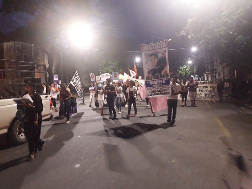 Jorge Farfán (derecha, con el cartel). 