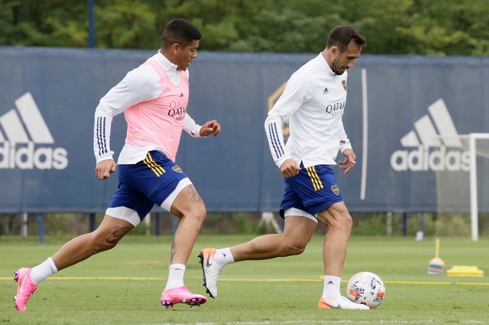 Marcos Rojo podría estar en la línea de tres, junto con Izquierdoz y Lisandro López.