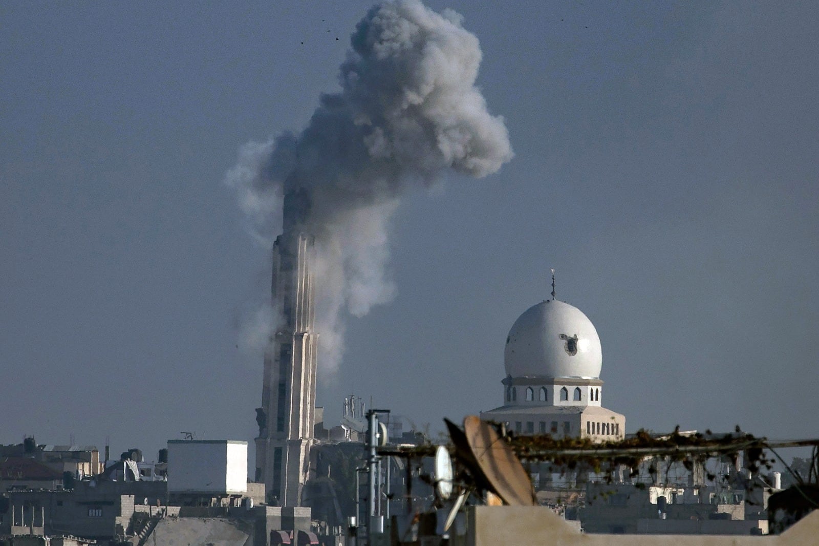 Una columna de humo se eleva en Khan Yunis, sur de la Franja de Gaza, tras los ataques aéreos israelíes de Navidad.