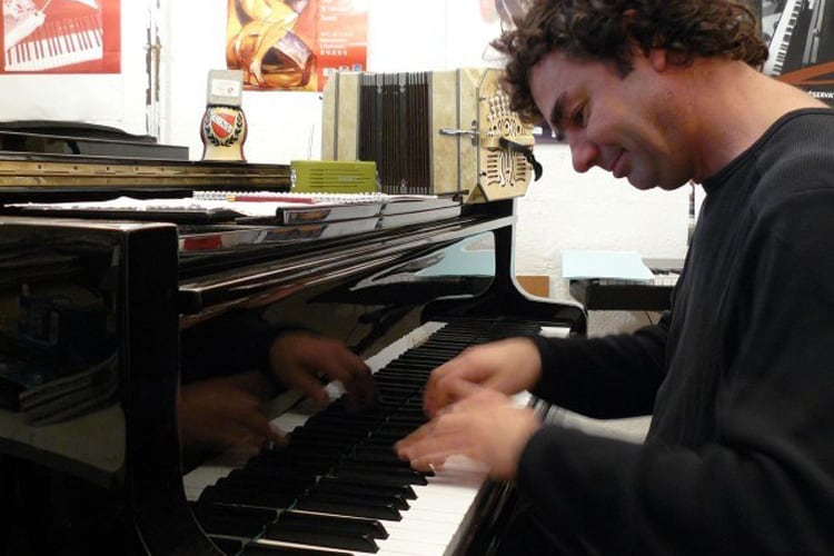 Le Cam halló uan forma original para manifestarse por el dinero que le adeudan desde el Estado.