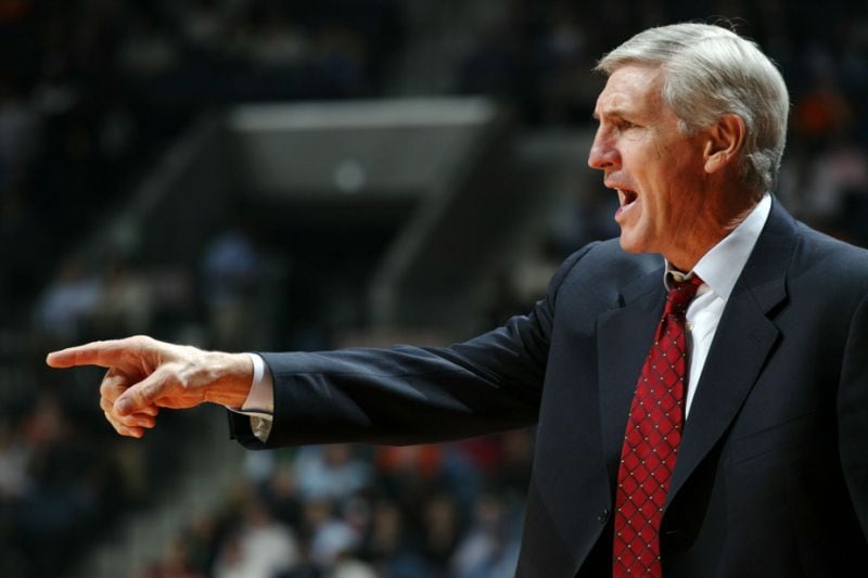 Jerry Sloan dando indiciaciones en el medio de un partido.