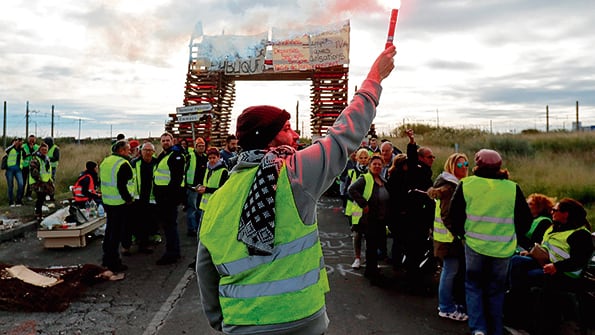 Chalecos amarillos bloquean el acceso a una refinaería de petróleo en Fontignan.