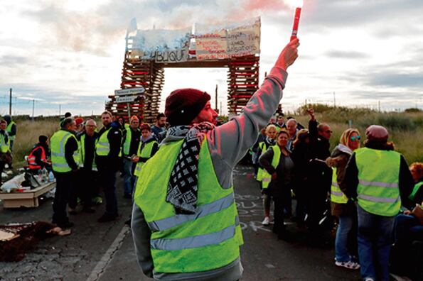 Chalecos amarillos bloquean el acceso a una refinaería de petróleo en Fontignan.