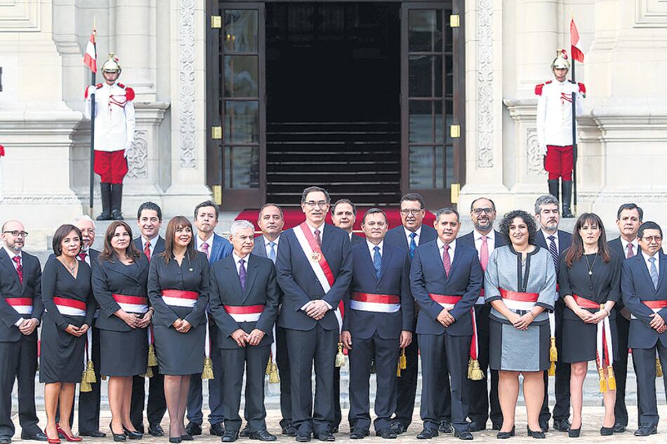 En el gabinete de 19 ministros nombrado por Vizcarra no hay personalidades, excepto Villanueva.