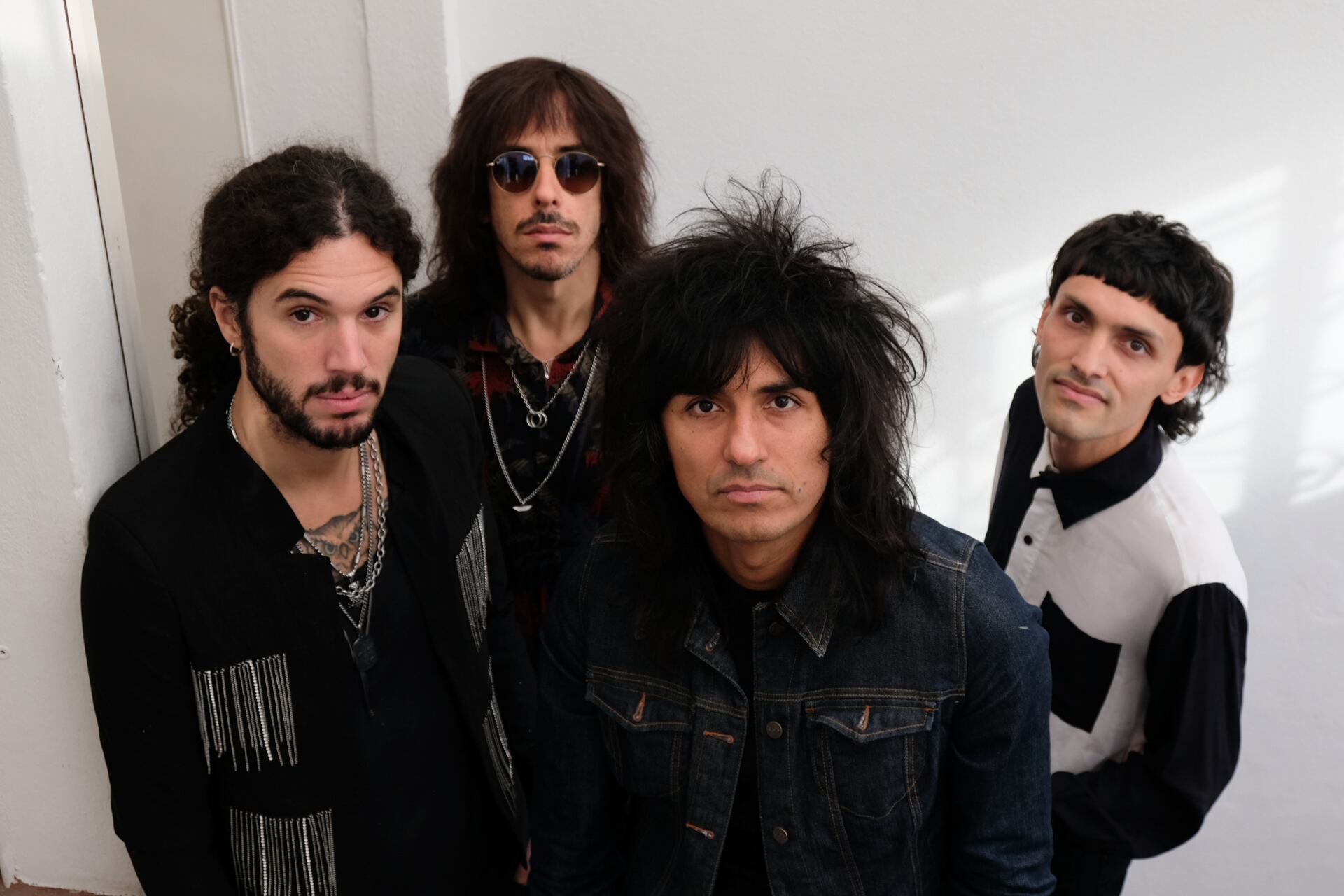 Por fuera de toda escena, el más fogonero de los rockeros locales armó una banda sofisticada y psicodélica, de fibra sensible.