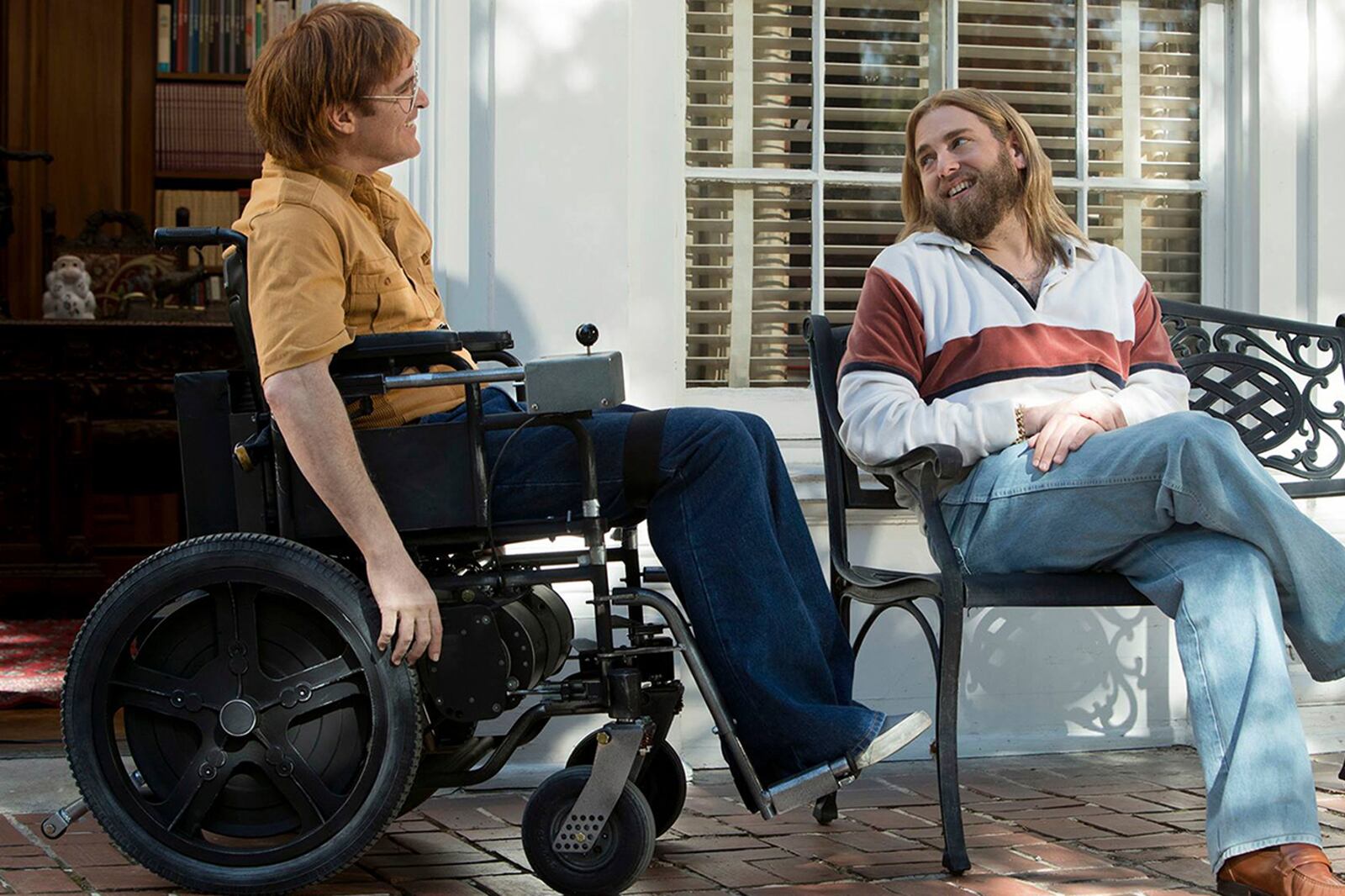 El montaje que articula Van Sant hace que pasado, presente y futuro surjan simultáneos al narrar a Callahan.