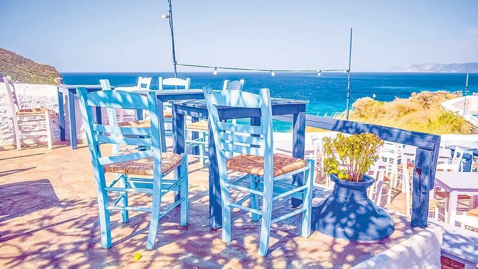 Unos diez restaurantes, algunos con vista al mar, le ponen a Skopelos su toque de sabor griego.