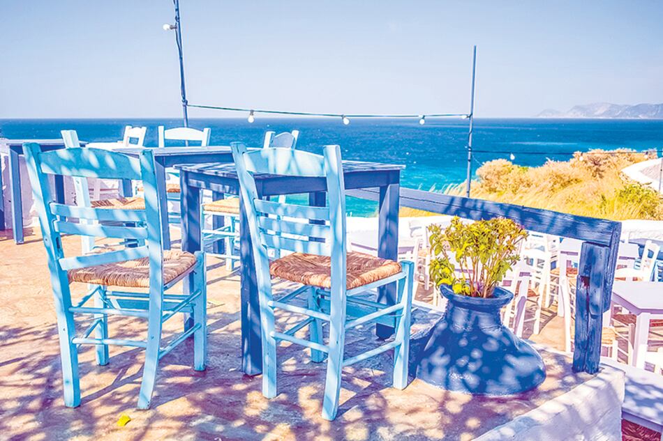 Unos diez restaurantes, algunos con vista al mar, le ponen a Skopelos su toque de sabor griego.