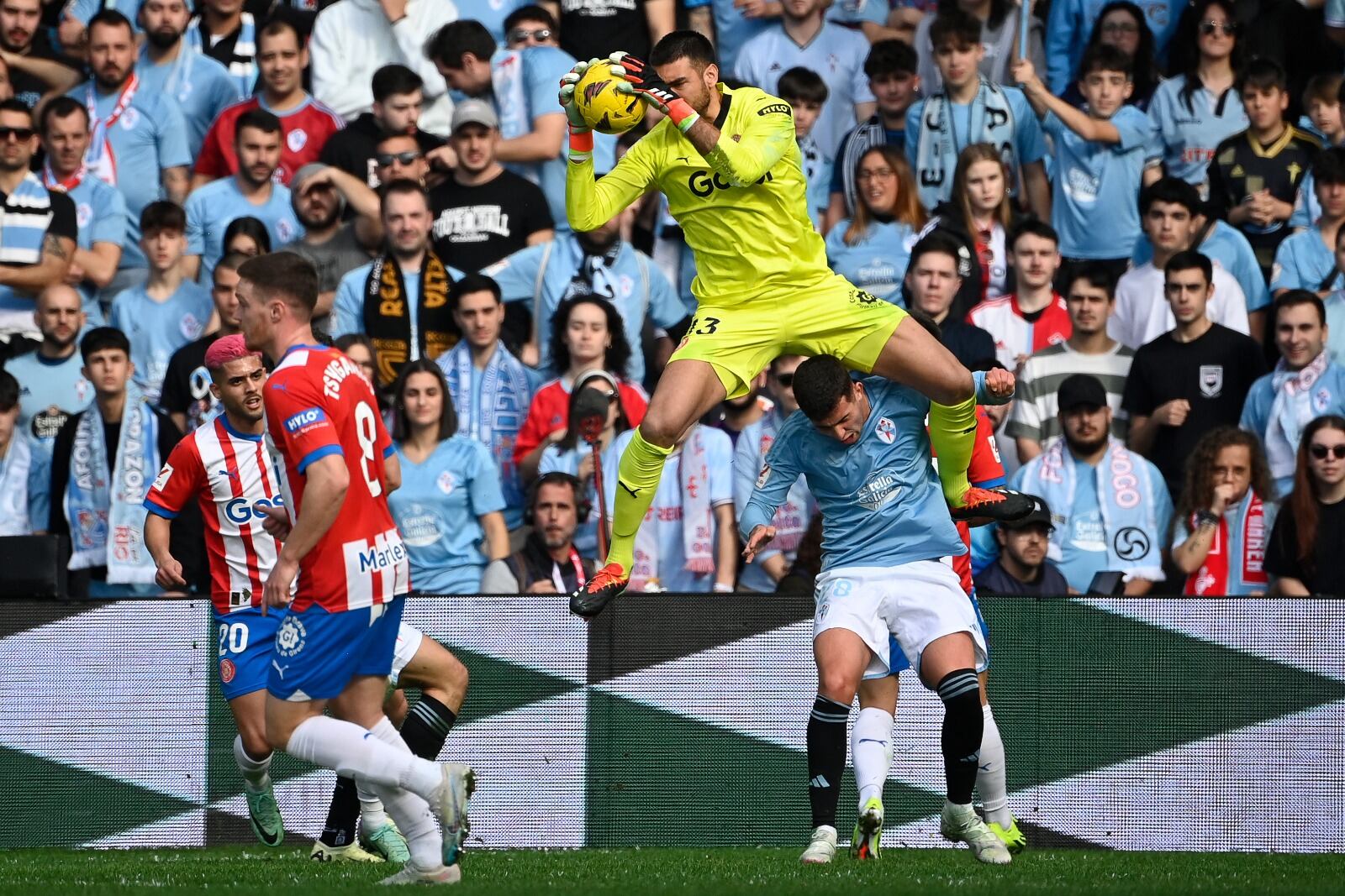 Gazzaniga parece volar sobre el español Carlos Domínguez