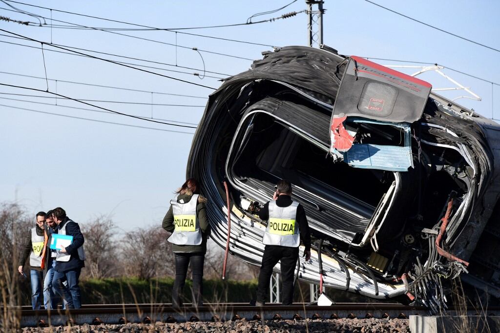 Un tren de alta velocidad descarriló este jueves al sur de Milán, en Italia.