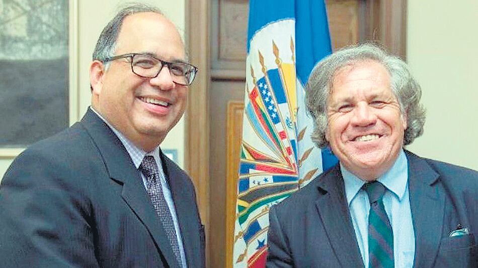 Juan Cruz junto a Luis Almagro, secretario general de la OEA.