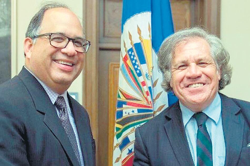 Juan Cruz junto a Luis Almagro, secretario general de la OEA.