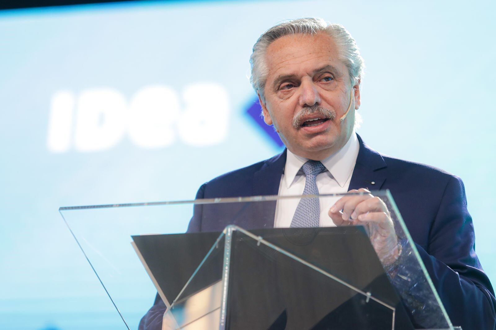 "Una economía que crece, produce y exporta necesita de una fuerza laboral bien paga y protegida", dijo Fernández.