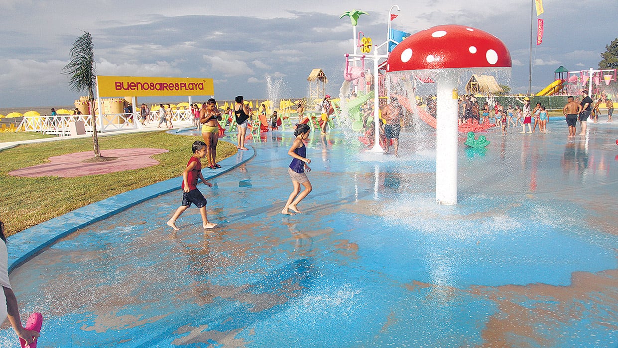 La lona celeste hace las veces de pileta sin profundidad en el Parque de los Niños.