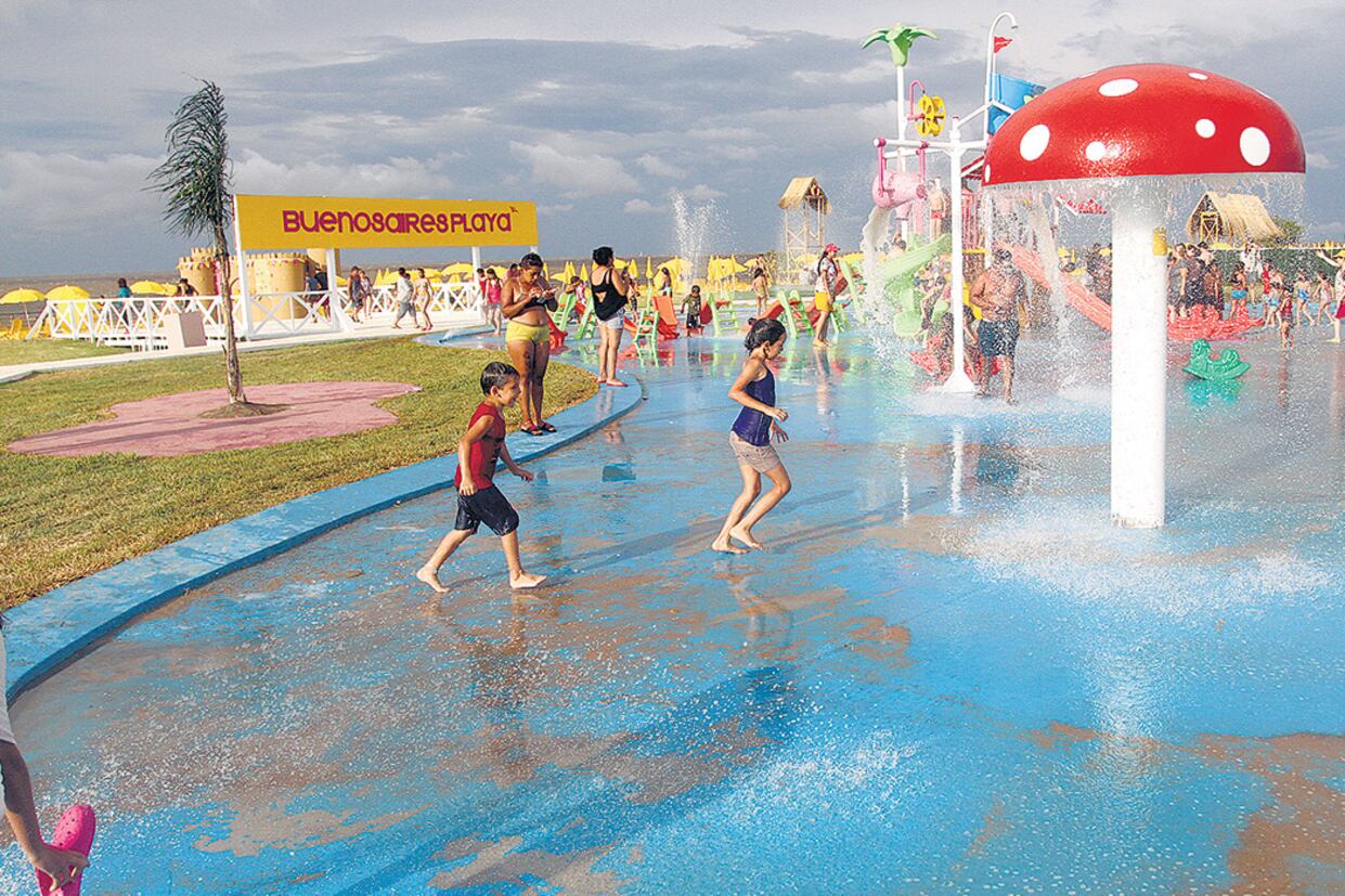 La lona celeste hace las veces de pileta sin profundidad en el Parque de los Niños.